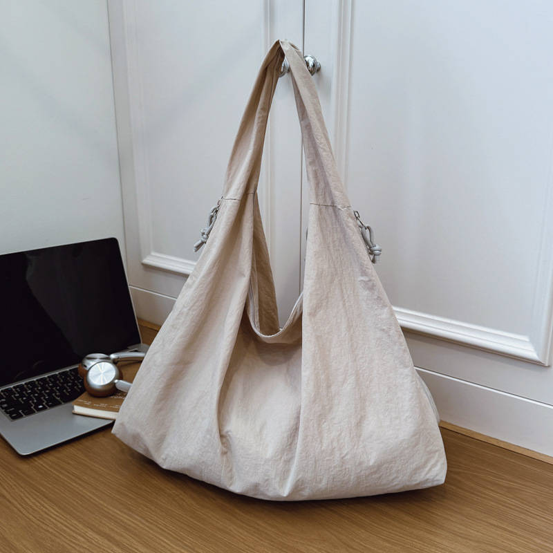 Γυναικεία tote τσάντα σε στυλ αστικού μινιμαλισμού, νάιλον ύφασμα, επένδυση πολυεστέρα, άνοιγμα με φερμουάρ, ορθογώνιο σχήμα