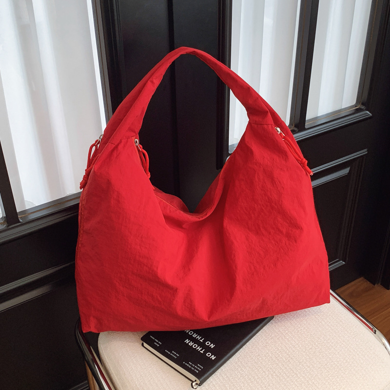 Γυναικεία tote τσάντα σε στυλ αστικού μινιμαλισμού, νάιλον ύφασμα, επένδυση πολυεστέρα, άνοιγμα με φερμουάρ, ορθογώνιο σχήμα