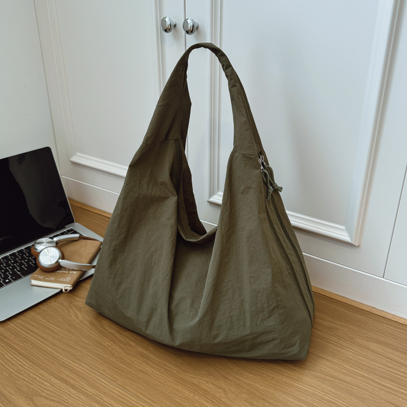 Γυναικεία tote τσάντα σε στυλ αστικού μινιμαλισμού, νάιλον ύφασμα, επένδυση πολυεστέρα, άνοιγμα με φερμουάρ, ορθογώνιο σχήμα