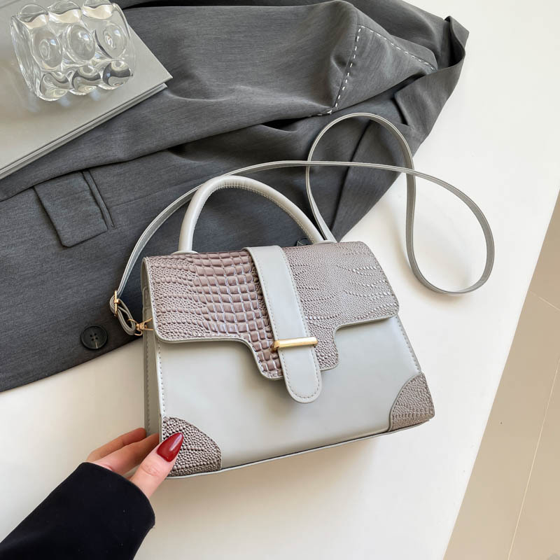Ženska torbica od PU, horizontalan kvadratnog oblika, gradski street style, magnetsko zatvaranje, unutarnja pretinica za telefon