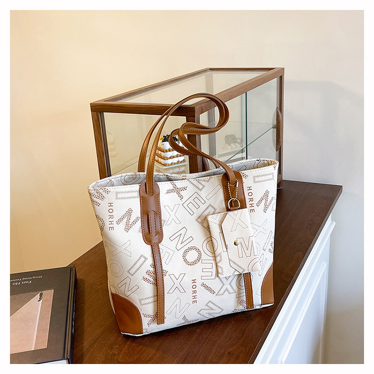 Torba Tote s retro motivom slova, PU materijal, poliester podstava, zatvarač na zip, vodoravni kvadratni oblik, unutarnja pretinica za telefon