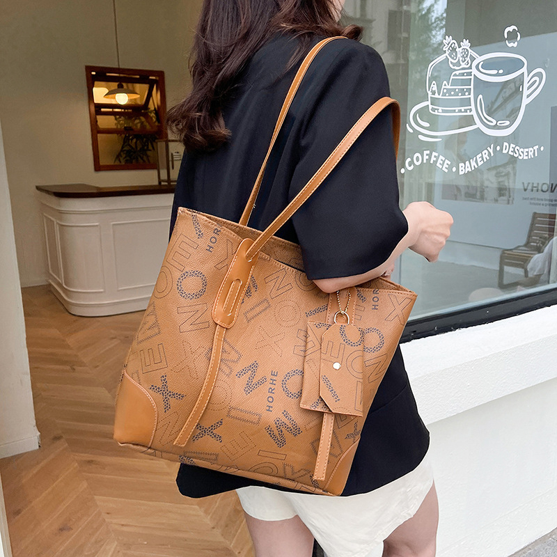 Torba Tote s retro motivom slova, PU materijal, poliester podstava, zatvarač na zip, vodoravni kvadratni oblik, unutarnja pretinica za telefon