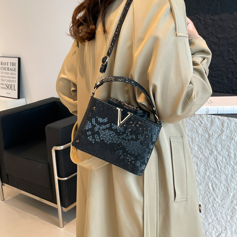 Ženska crossbody torba - ulični stil PU materijal - horizontalni kvadratni oblik - magnetsko zatvaranje - unutarnja džep