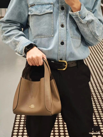 Hadley Hobo21 bucket torba od prave kože, vertikalni kvadratni oblik, magnetska zatvarač, unutarnja džep za mobitel, gradski stil