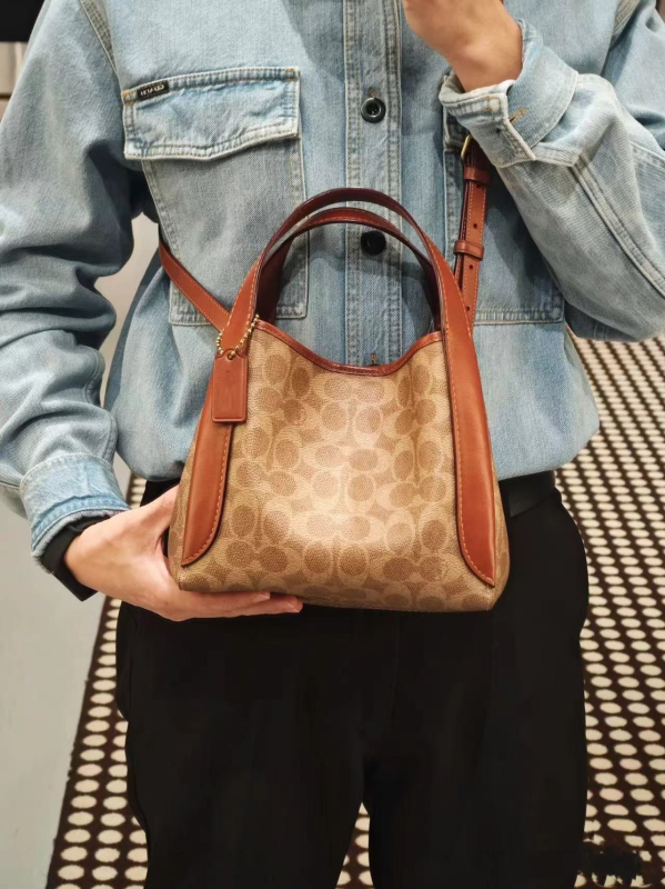Hadley Hobo21 bucket torba od prave kože, vertikalni kvadratni oblik, magnetska zatvarač, unutarnja džep za mobitel, gradski stil