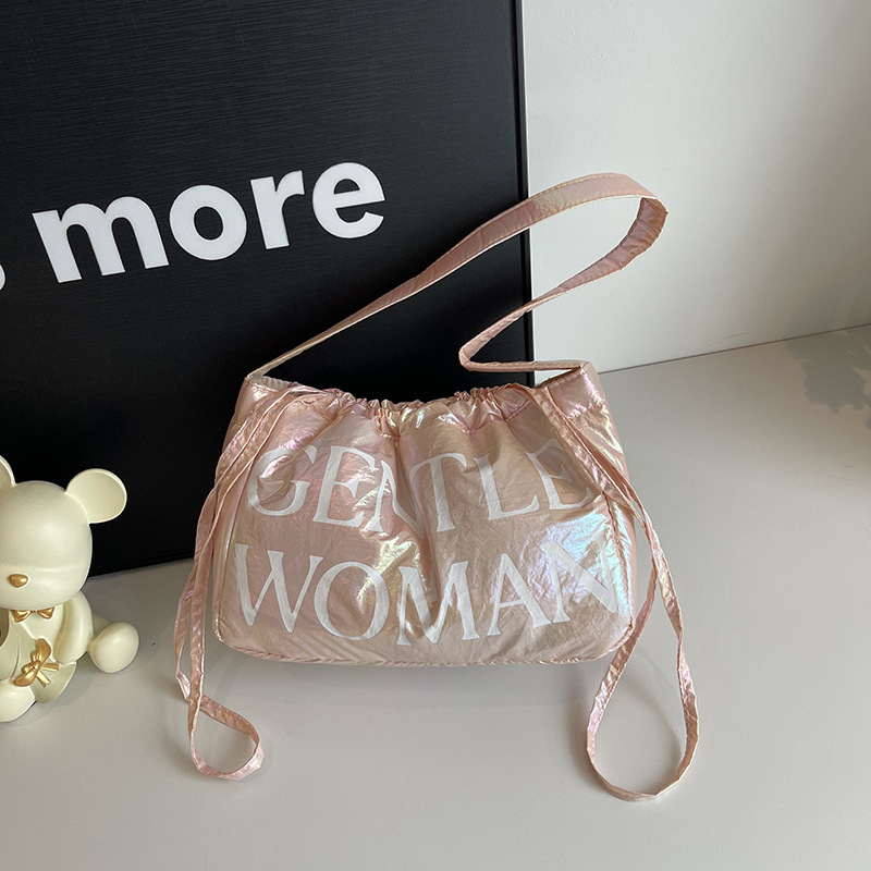 Νάιλον Τσάντα Ώμου με Εκτύπωση Αλφαβήτου, street-style (Υλικό: Νάιλον; Στυλ: Street Trend; Μορφή: Οριζόντια Τετράγωνη; Κλείσιμο: Ταινία; Εσωτερικές Θήκες: Θήκη με φερμουάρ, Θήκη για κινητό, Θήκη για ID)