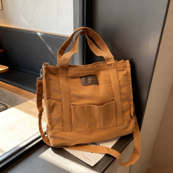 Platnena crossbody torbica u urbanom minimalističkom stilu, sa zatvaračem, džepom za telefon, bez podstava, s jednim remenom