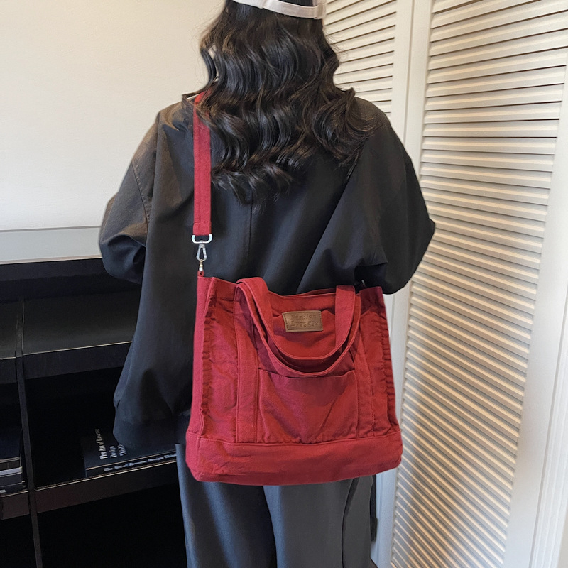 Platnena crossbody torbica u urbanom minimalističkom stilu, sa zatvaračem, džepom za telefon, bez podstava, s jednim remenom
