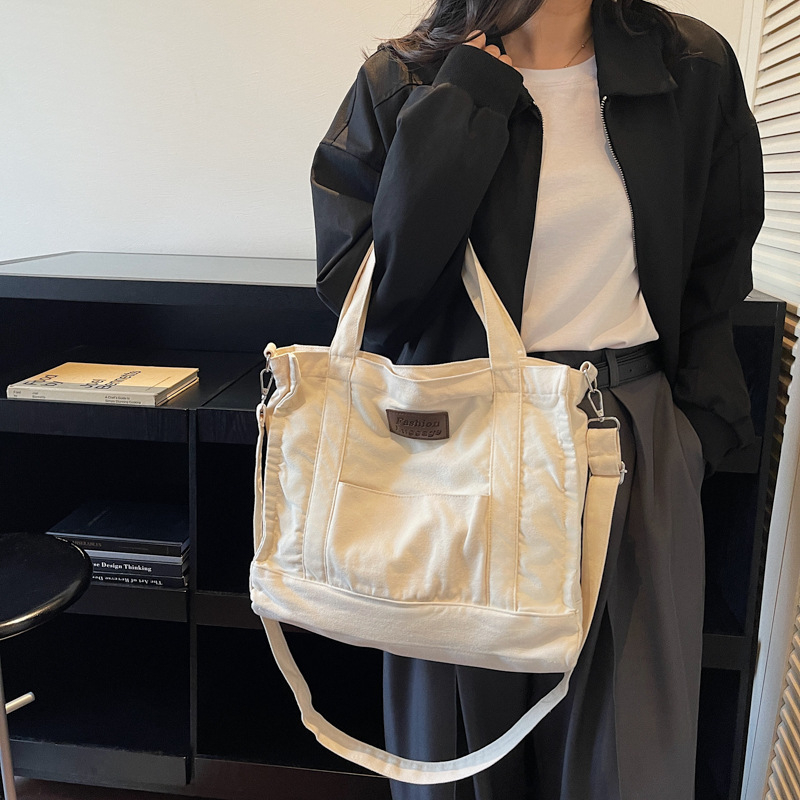 Platnena crossbody torbica u urbanom minimalističkom stilu, sa zatvaračem, džepom za telefon, bez podstava, s jednim remenom