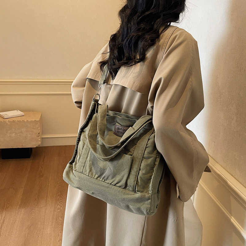 Platnena crossbody torbica u urbanom minimalističkom stilu, sa zatvaračem, džepom za telefon, bez podstava, s jednim remenom