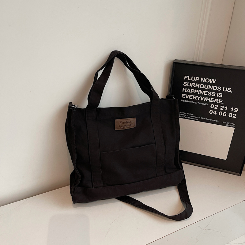 Platnena crossbody torbica u urbanom minimalističkom stilu, sa zatvaračem, džepom za telefon, bez podstava, s jednim remenom