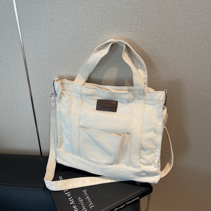 Platnena crossbody torbica u urbanom minimalističkom stilu, sa zatvaračem, džepom za telefon, bez podstava, s jednim remenom