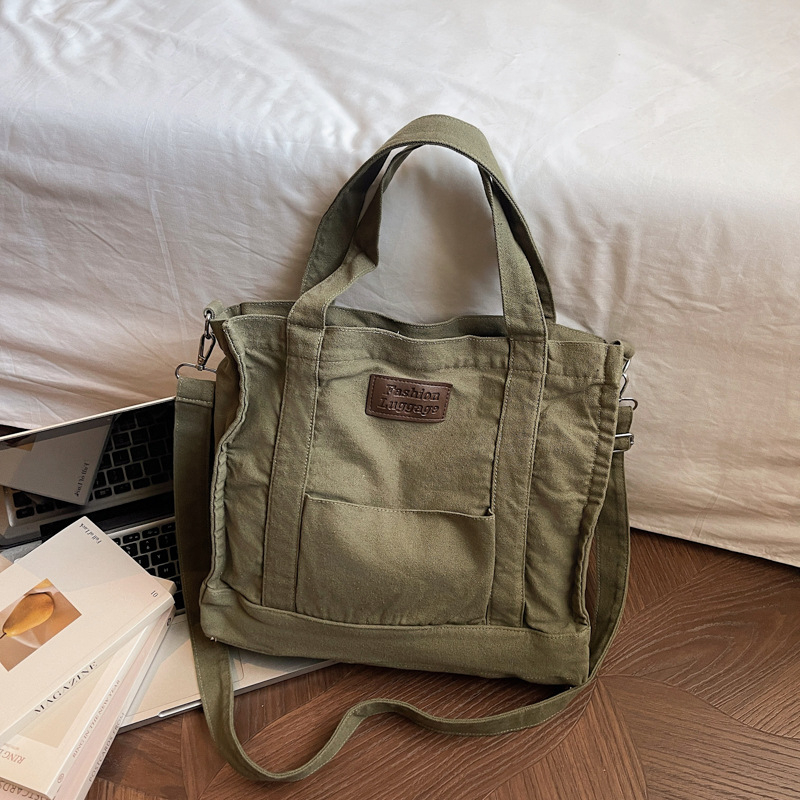 Platnena crossbody torbica u urbanom minimalističkom stilu, sa zatvaračem, džepom za telefon, bez podstava, s jednim remenom