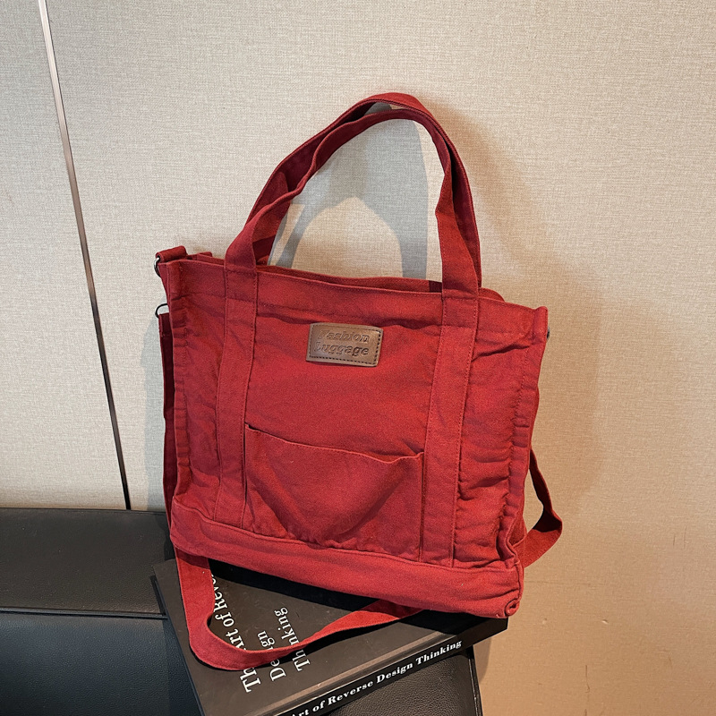 Platnena crossbody torbica u urbanom minimalističkom stilu, sa zatvaračem, džepom za telefon, bez podstava, s jednim remenom