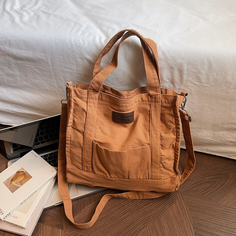 Platnena crossbody torbica u urbanom minimalističkom stilu, sa zatvaračem, džepom za telefon, bez podstava, s jednim remenom