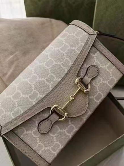 1955 Prava kožna box torba, gradski stil, vodoravni kvadratni oblik, zatvaranje poklopcem, unutarnje pretince za telefon i dokumente