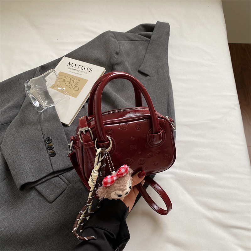 Ženska crossbody torbica s teksturiranim dizajnom – horizontalni kvadratni oblik, PU materijal, poliesterna podstava, zatvarač, jedna naramenica