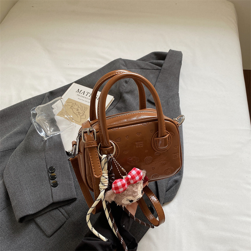 Ženska crossbody torbica s teksturiranim dizajnom – horizontalni kvadratni oblik, PU materijal, poliesterna podstava, zatvarač, jedna naramenica
