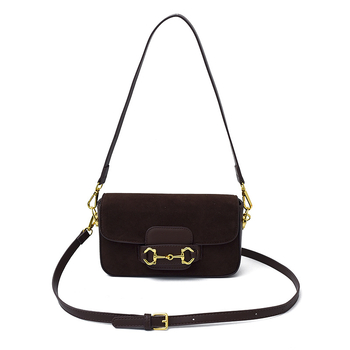 Velúr baguette crossbody torba, horizontalnog kvadratnog oblika s poklopcem, magnetsko zatvaranje, džep sa zipom i pretincima za telefon, dokumente i kameru, podstava od poliestera