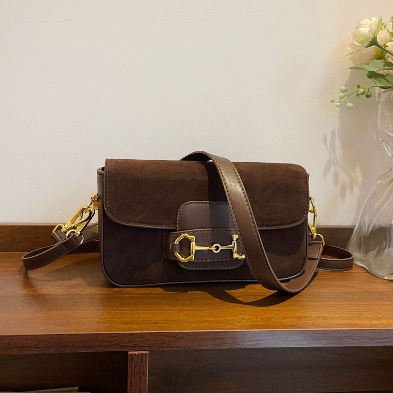 Velúr baguette crossbody torba, horizontalnog kvadratnog oblika s poklopcem, magnetsko zatvaranje, džep sa zipom i pretincima za telefon, dokumente i kameru, podstava od poliestera