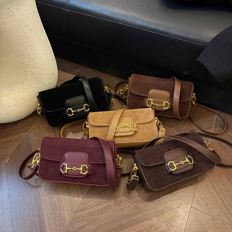 Velúr baguette crossbody torba, horizontalnog kvadratnog oblika s poklopcem, magnetsko zatvaranje, džep sa zipom i pretincima za telefon, dokumente i kameru, podstava od poliestera