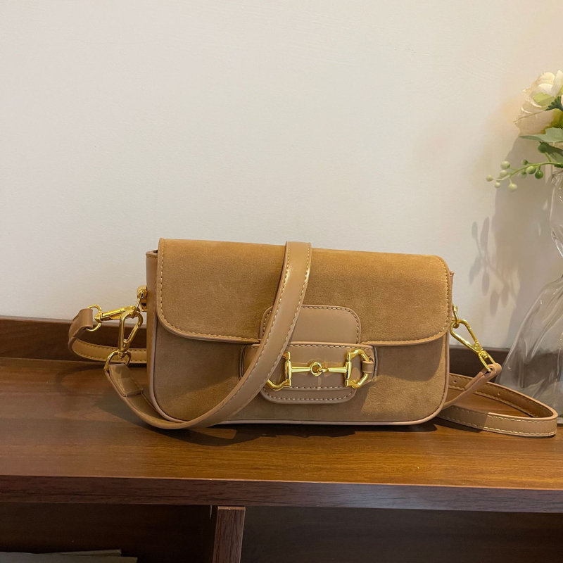 Velúr baguette crossbody torba, horizontalnog kvadratnog oblika s poklopcem, magnetsko zatvaranje, džep sa zipom i pretincima za telefon, dokumente i kameru, podstava od poliestera
