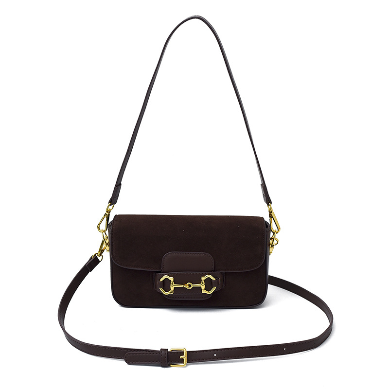 Velúr baguette crossbody torba, horizontalnog kvadratnog oblika s poklopcem, magnetsko zatvaranje, džep sa zipom i pretincima za telefon, dokumente i kameru, podstava od poliestera