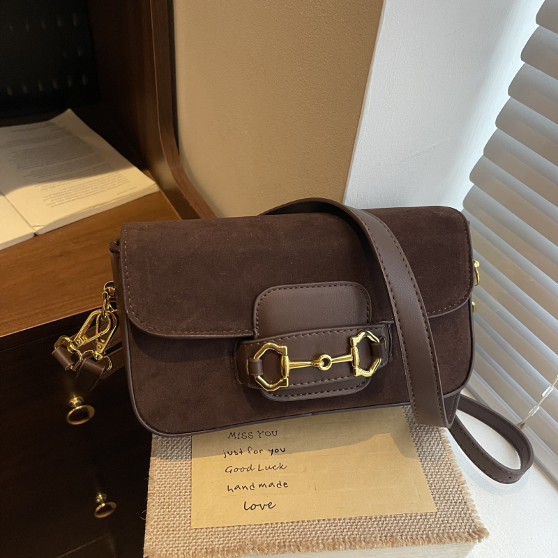 Velúr baguette crossbody torba, horizontalnog kvadratnog oblika s poklopcem, magnetsko zatvaranje, džep sa zipom i pretincima za telefon, dokumente i kameru, podstava od poliestera