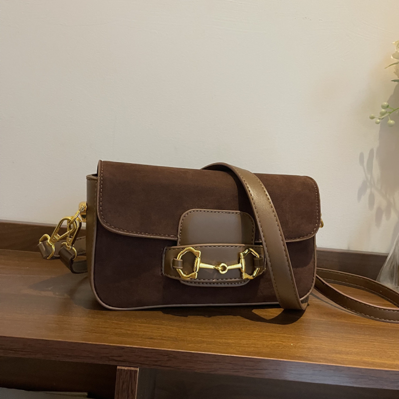 Velúr baguette crossbody torba, horizontalnog kvadratnog oblika s poklopcem, magnetsko zatvaranje, džep sa zipom i pretincima za telefon, dokumente i kameru, podstava od poliestera