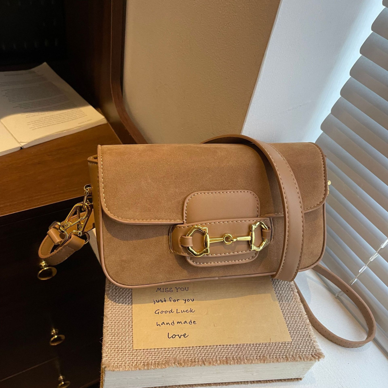 Velúr baguette crossbody torba, horizontalnog kvadratnog oblika s poklopcem, magnetsko zatvaranje, džep sa zipom i pretincima za telefon, dokumente i kameru, podstava od poliestera