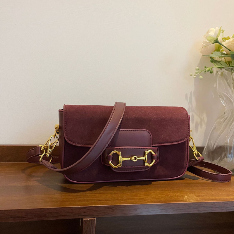 Velúr baguette crossbody torba, horizontalnog kvadratnog oblika s poklopcem, magnetsko zatvaranje, džep sa zipom i pretincima za telefon, dokumente i kameru, podstava od poliestera