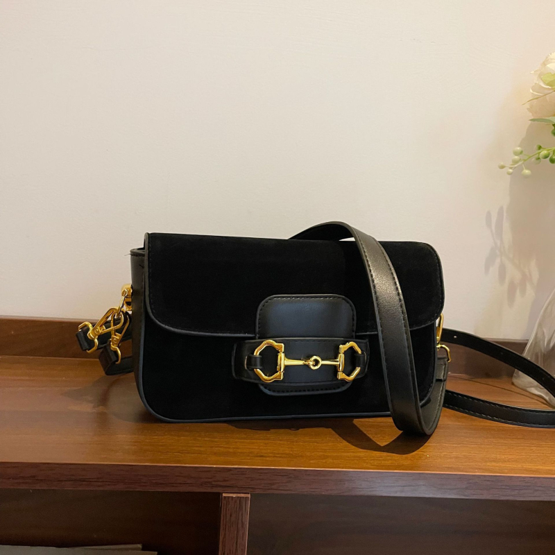 Velúr baguette crossbody torba, horizontalnog kvadratnog oblika s poklopcem, magnetsko zatvaranje, džep sa zipom i pretincima za telefon, dokumente i kameru, podstava od poliestera