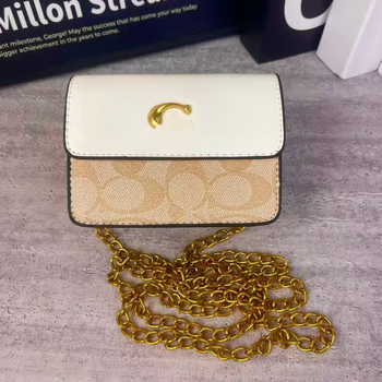 Crossbody torba s C‑kopčom i lancem, mala kvadratna forma, PU materijal, zatvaranje poklopcem, unutarnja džepić za mobitel, jednostruka naramenica