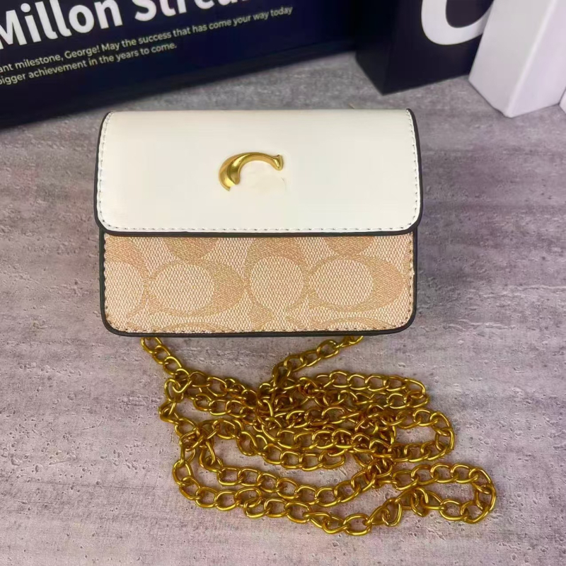 Crossbody torba s C‑kopčom i lancem, mala kvadratna forma, PU materijal, zatvaranje poklopcem, unutarnja džepić za mobitel, jednostruka naramenica