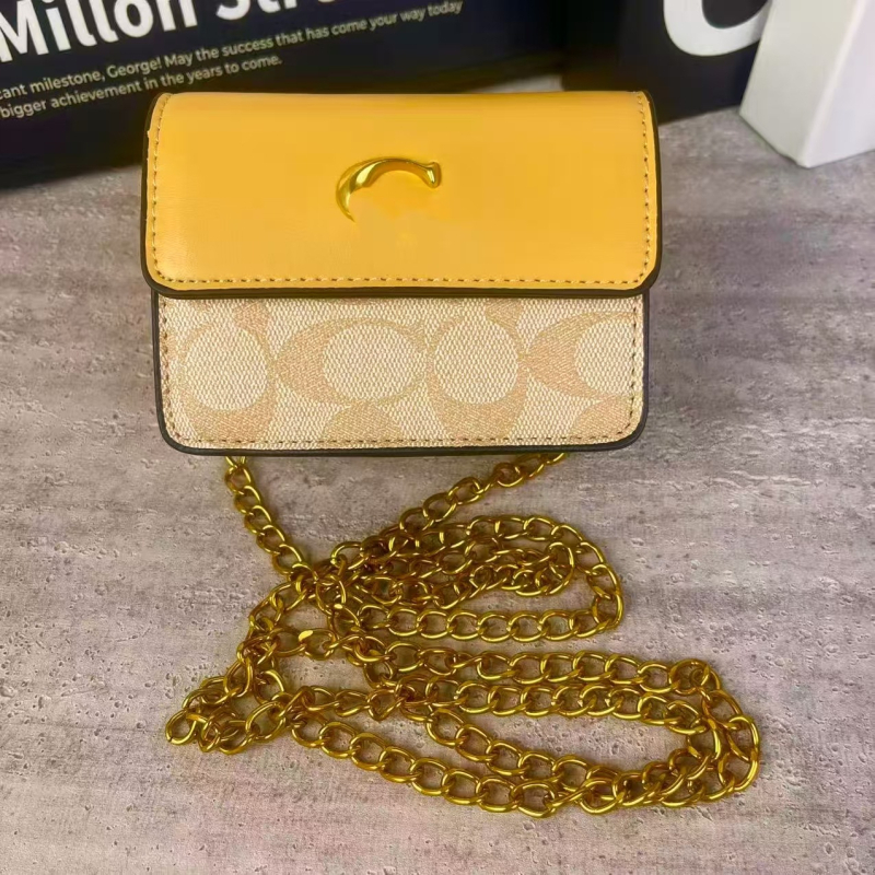 Crossbody torba s C‑kopčom i lancem, mala kvadratna forma, PU materijal, zatvaranje poklopcem, unutarnja džepić za mobitel, jednostruka naramenica