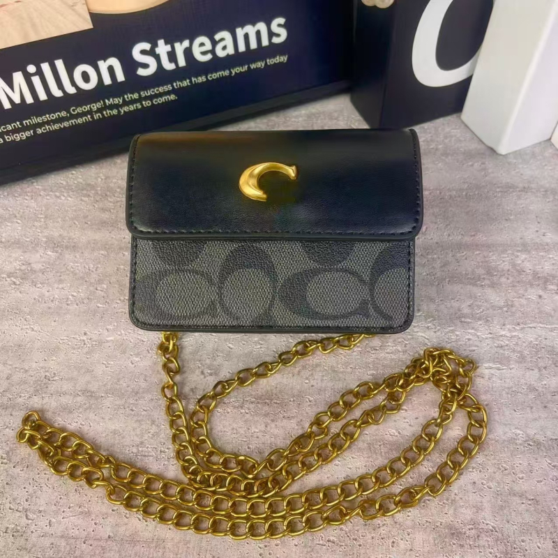 Crossbody torba s C‑kopčom i lancem, mala kvadratna forma, PU materijal, zatvaranje poklopcem, unutarnja džepić za mobitel, jednostruka naramenica