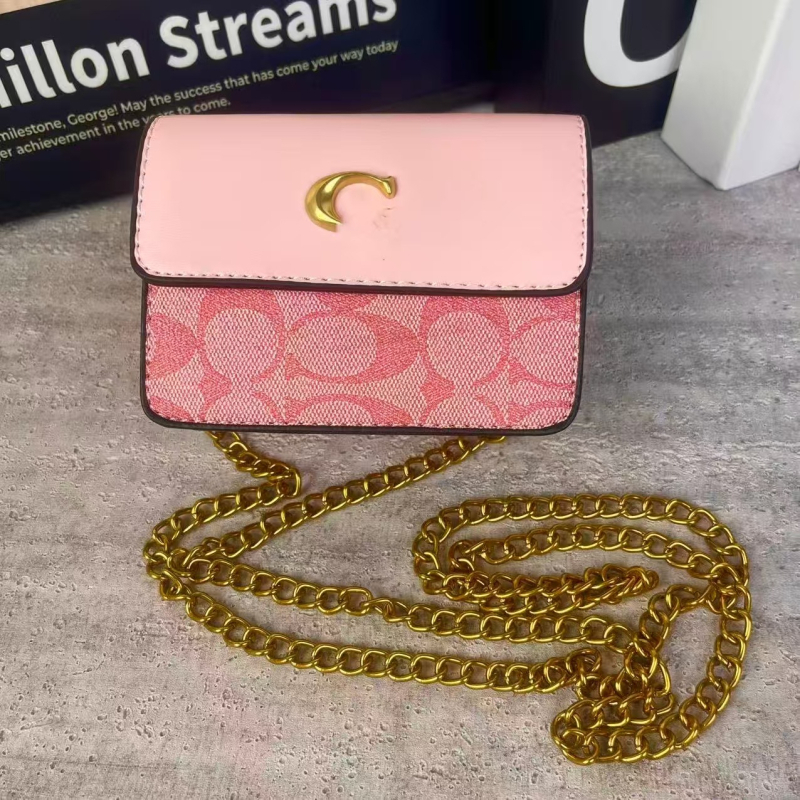 Crossbody torba s C‑kopčom i lancem, mala kvadratna forma, PU materijal, zatvaranje poklopcem, unutarnja džepić za mobitel, jednostruka naramenica