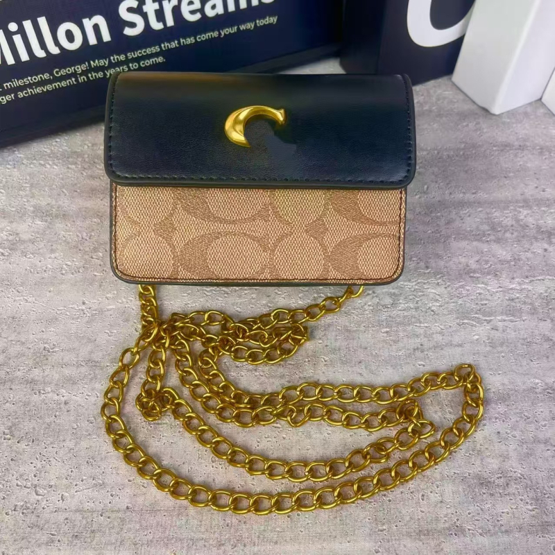 Crossbody torba s C‑kopčom i lancem, mala kvadratna forma, PU materijal, zatvaranje poklopcem, unutarnja džepić za mobitel, jednostruka naramenica