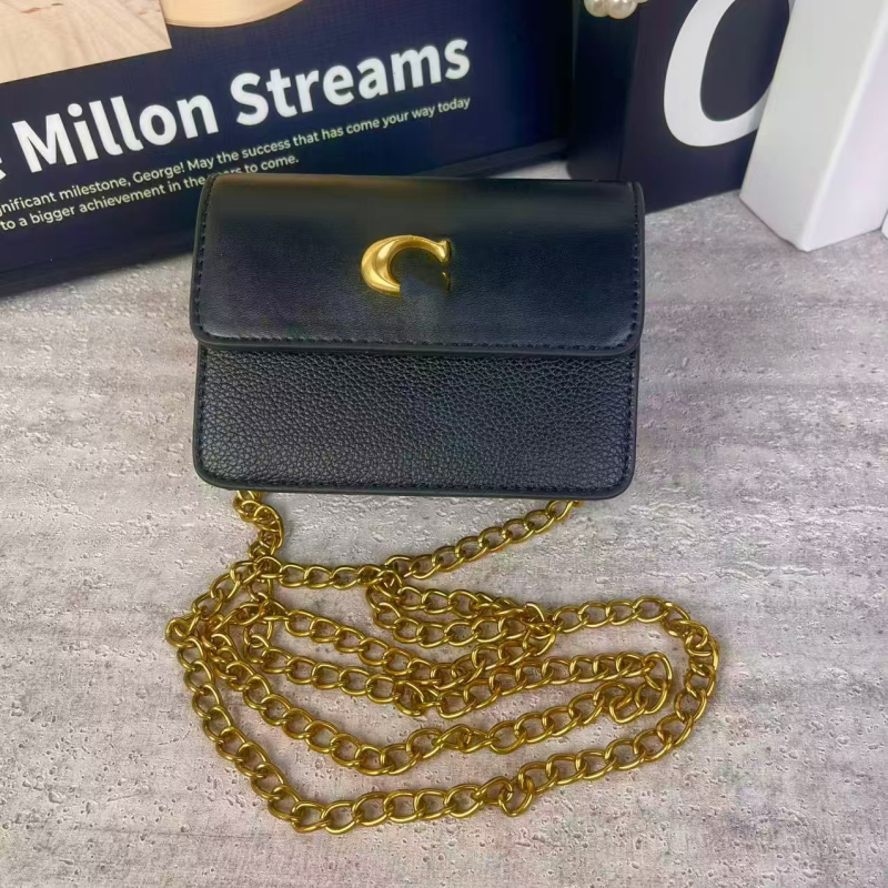 Crossbody torba s C‑kopčom i lancem, mala kvadratna forma, PU materijal, zatvaranje poklopcem, unutarnja džepić za mobitel, jednostruka naramenica