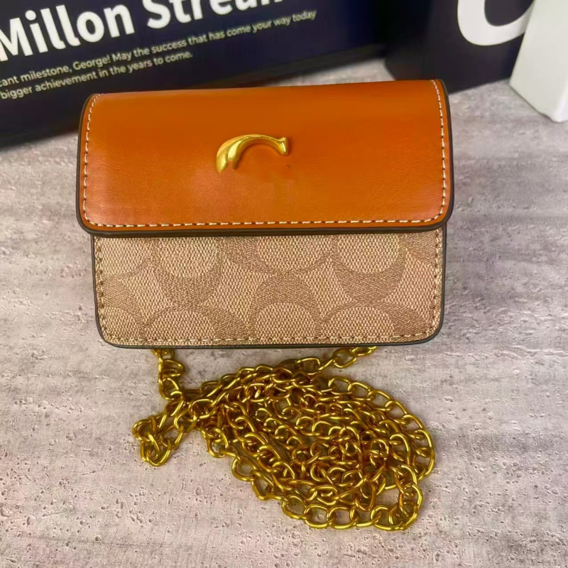 Crossbody torba s C‑kopčom i lancem, mala kvadratna forma, PU materijal, zatvaranje poklopcem, unutarnja džepić za mobitel, jednostruka naramenica