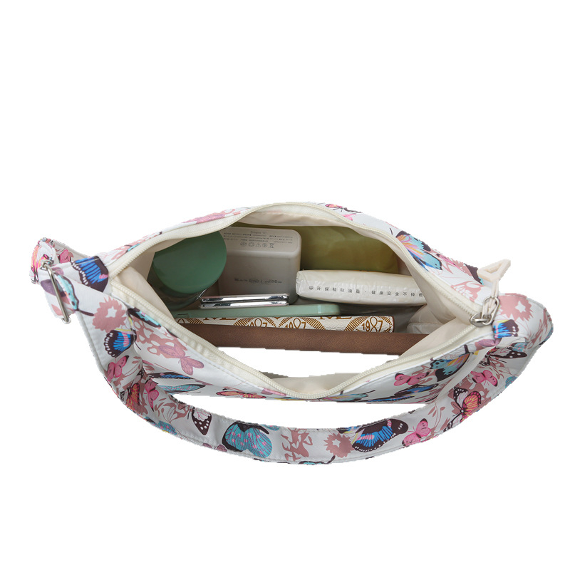 Τσάντα ώμου, σε αστικό μινιμαλιστικό στυλ από νάιλον, σχήματος dumpling, με φερμουάρ και εσωτερικό θήκη