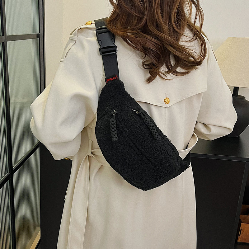 Crossbody torba s uličnim stilom, pliš materijal, zatvarač, džep za telefon, 3D strukturirani vanjski dizajn