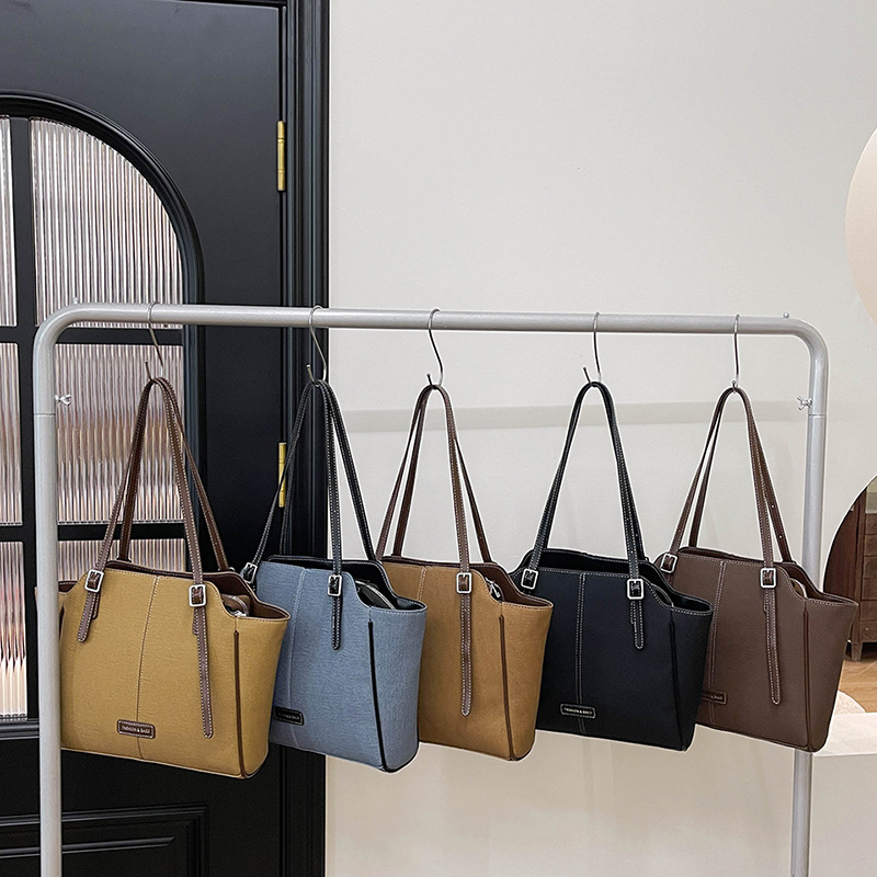 Torba Tote od PU materijala, urban minimalističkog stila, pravokutnog oblika, zatvarač, unutarnji džep za telefon, poliester podstava
