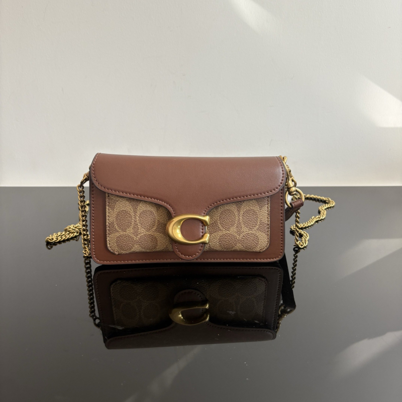 Tabby Bacchus torbica tipa pismo s kaišem za žene — prirodna koža, gornji sloj goveđe kože, horizontalni kvadratni oblik, magnetsko zatvaranje, unutarnji džepovi (zip, telefon, dokumenti), svakodnevna upotreba