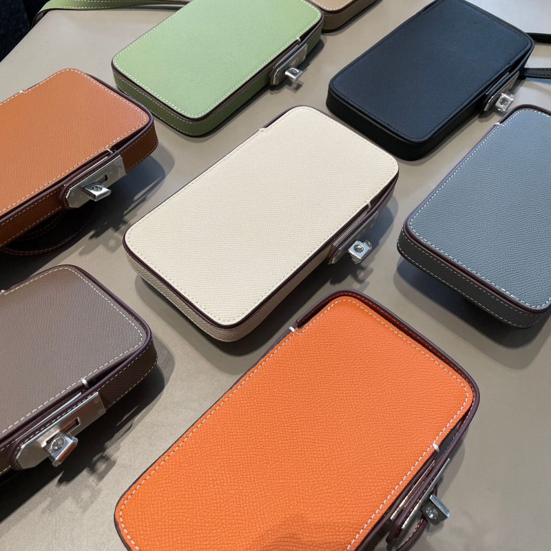 Crossbody torbica za mobitel od prave kože s otiskom dlana, kutijast oblik, zatvaranje zaklopkom