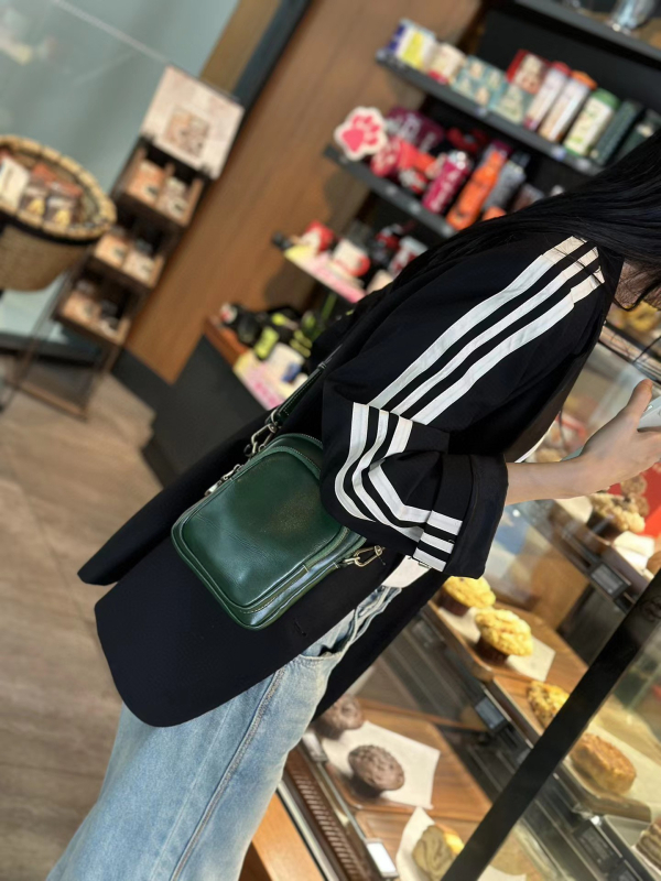 Crossbody torba - Prava koža, koža prvog sloja, Vertikalni kvadratni oblik, Zip zatvaranje