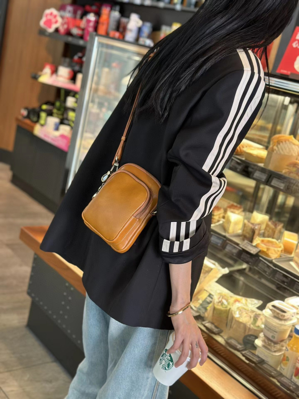 Crossbody torba - Prava koža, koža prvog sloja, Vertikalni kvadratni oblik, Zip zatvaranje