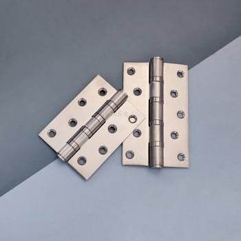 Szekrényajtó zsanér, rozsdamentes acélból, csiszolt felület, lapos nyitású modell, modern minimalista dizájn