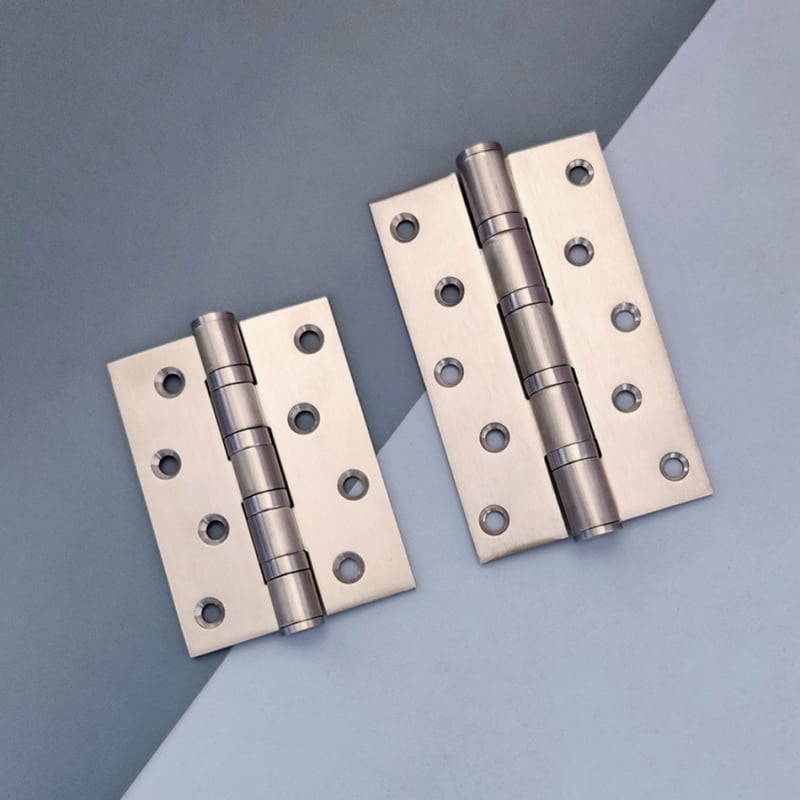 Szekrényajtó zsanér, rozsdamentes acélból, csiszolt felület, lapos nyitású modell, modern minimalista dizájn