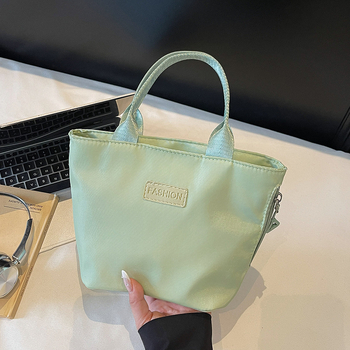 Crossbody torba, uspravnog kvadratnog oblika, zatvarač, Oxford materijal, unutarnja džep